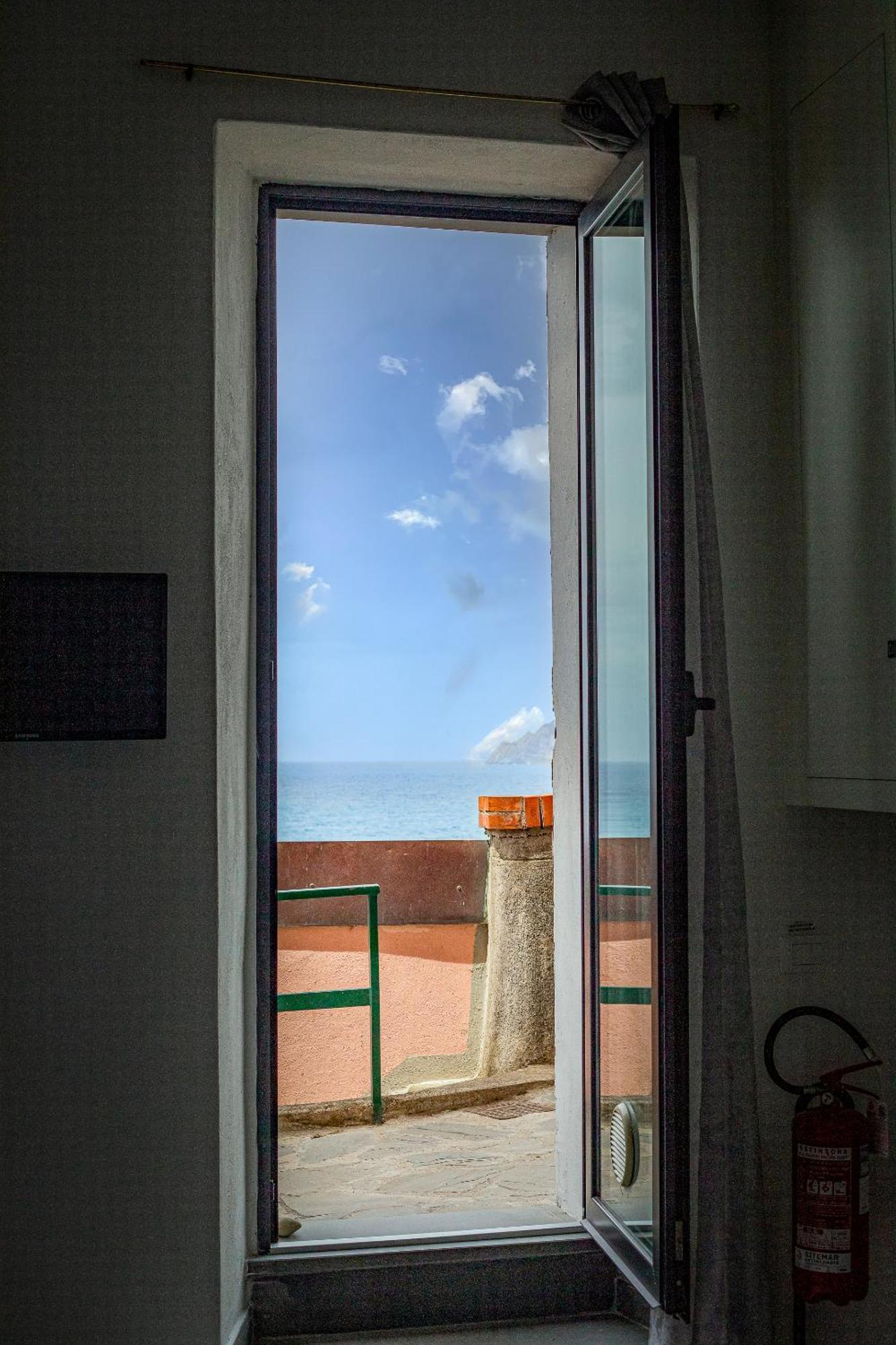 Pepita Apartment , Big Window To The Sea มานารอลา ภายนอก รูปภาพ